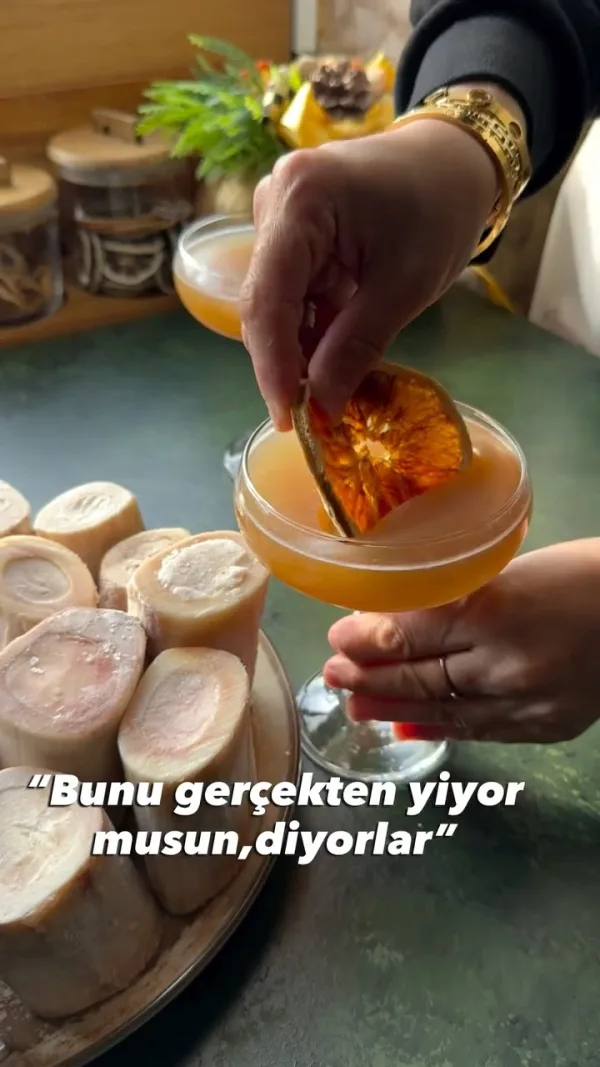 Evet, hem de kaşık kaşık. 😊 Çünkü bu gördüğün kıvam, uzun saatler boyunca ağır...