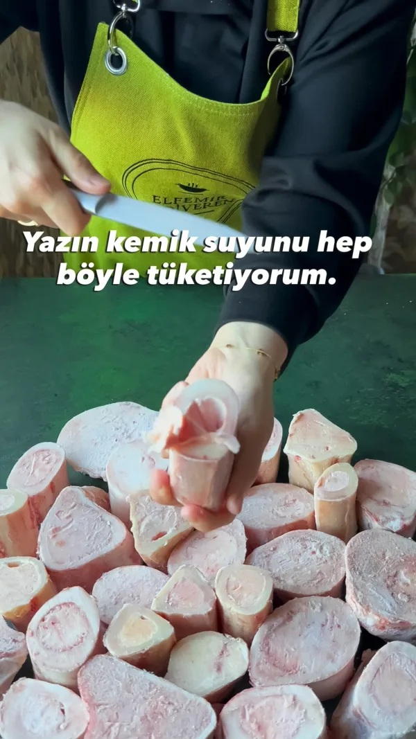 Yazın kemik suyunu en çok soğuk tüketiyorum. 🍑🧊 Sıcak çorba yerine buz, şeftal...