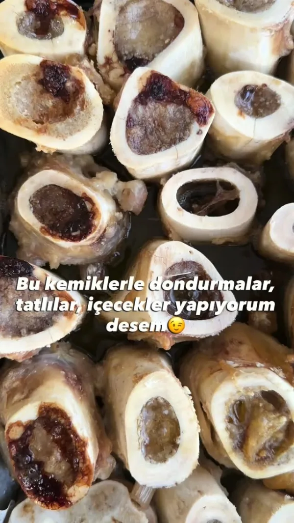 İlk duyduğunda kulağa tuhaf geliyor, biliyorum.☺️ Ama saatlerce ağır ateşte pişe...