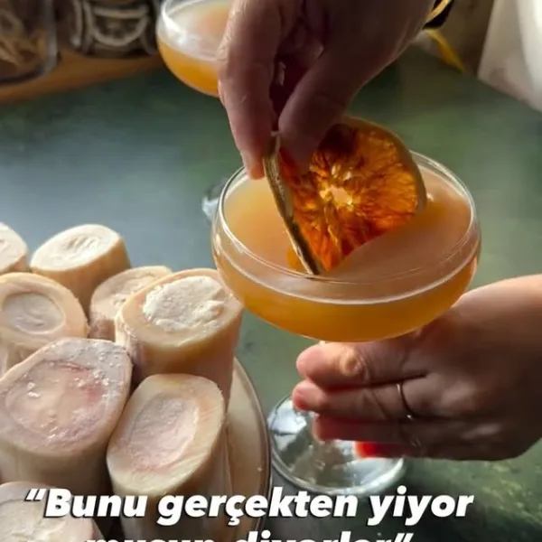 Evet, hem de kaşık kaşık. 😊 Çünkü bu gördüğün kıvam, uzun saatler boyunca ağır...