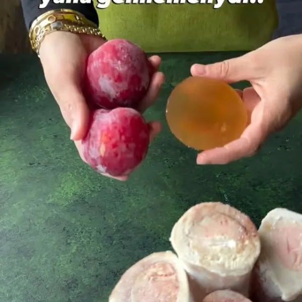 Bir deneyince fikriniz tamamen değişecek👌. Donmuş erik, ilikli kemik suyu jöles...
